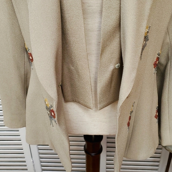 Zelda Size 8 Taupe Beaded Floral Blazer. - Picture 5 of 7